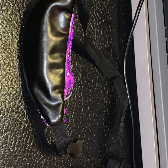 Flip side sequence phanny pack .Adjustable strap. - Picture 3 of 5